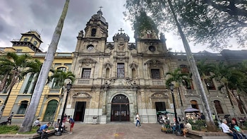 Las caminatas patrimoniales guiadas por Candelario revelan historias detrás de la arquitectura y el crecimiento urbano del Centro de Medellín - crédito Alcaldía de Medellín