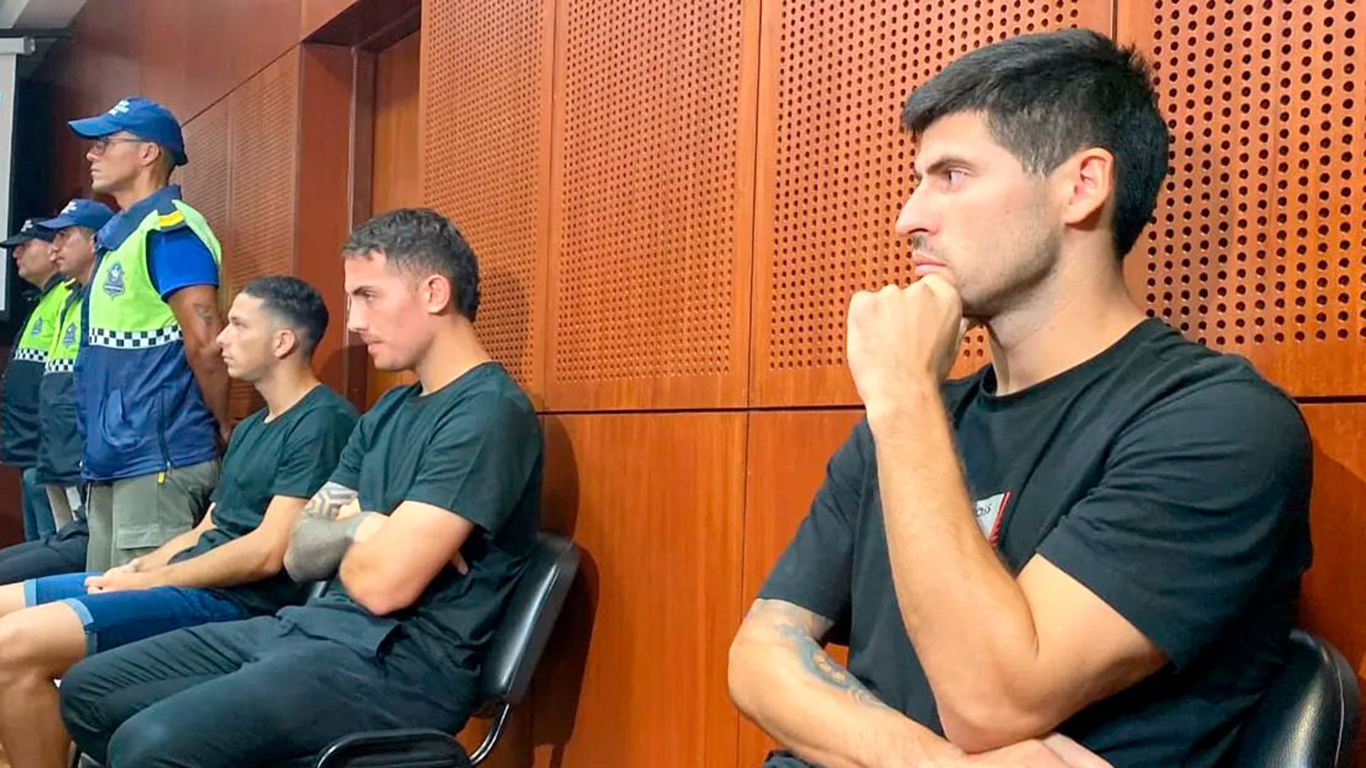 Braian Cufré, Abiel Osorio y José Florentín, durante una audiencia judicial tras su detención preventiva (Foto: @Agusspalacios_)
