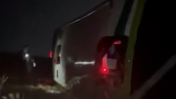 Carmen de Areco: un micro cayó de un puente en la ruta 7 y hay varios heridos