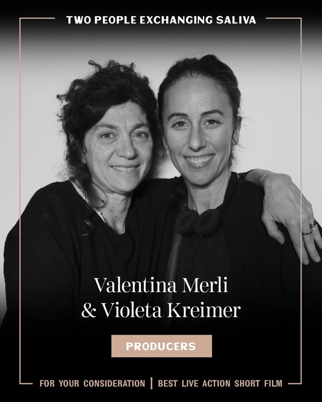 Las productoras Valentina Merli y Violeta Kreimer posan juntas en un póster promocional de su cortometraje Deux personnes échangeant de la salive, nominado a mejor cortometraje de acción real