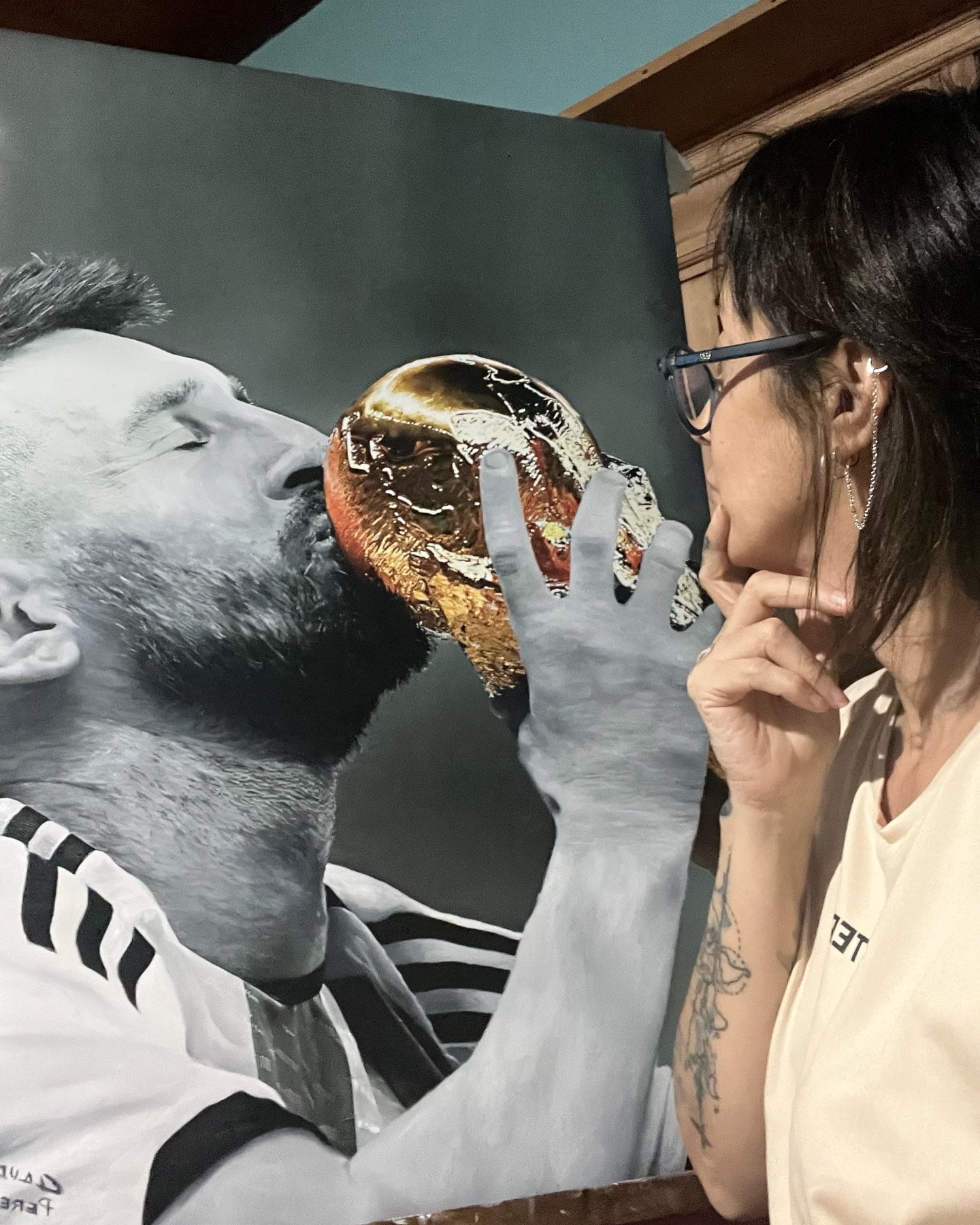 Una de las pinturas en las que retrató a Lionel Messi (Instagram: @claudiaperezart)