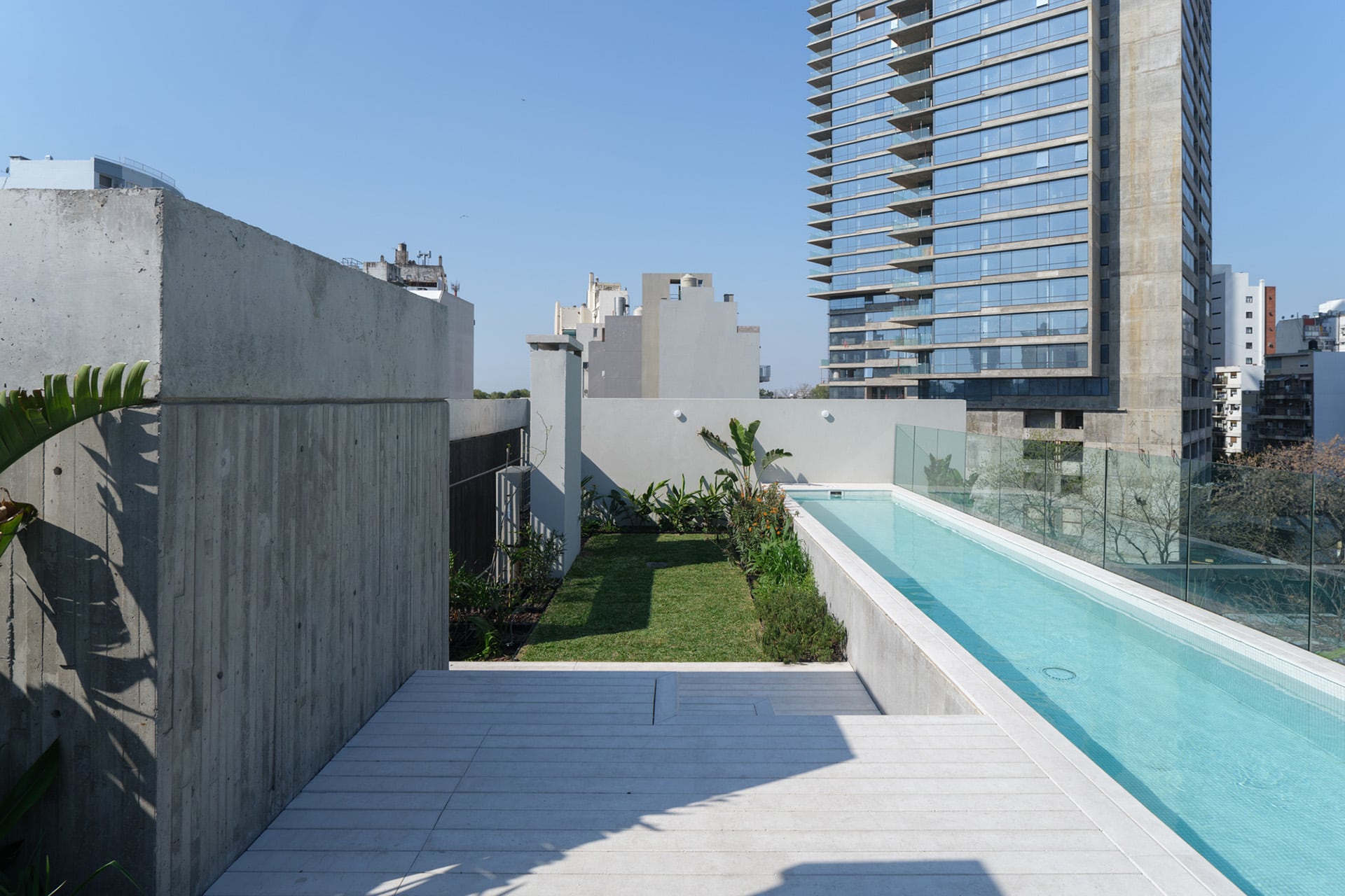 La propuesta arquitectónica destaca por su terraza privada con pileta climatizada, un lujo poco común en edificios porteños