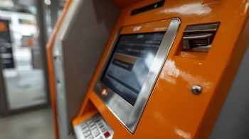 Cajero automático color naranja con pantalla activa y teclado numérico, listo para realizar operaciones bancarias rápidas y seguras. - (Imagen Ilustrativa Infobae)