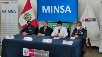 Perú, el país con mayor tasa de mortalidad por covid-19, reintrodujo este lunes el uso obligatorio de mascarillas por el incremento de contagios en la cuarta ola de la pandemia, informó el gobierno.