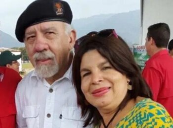 Maxiorisol Cumare junto a su