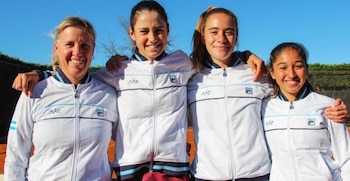 Bettina Fulco (primera a la izquierda) y Solana Sierra (la tercera de izquierda a derecha) juntas en 2019 (Crédito: archivo AAT)