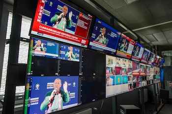 Pantallas colocadas en la sede de la televisora turca Halk TV muestran al presidente de Turquía, Recep Tayyip Erdogan, durante una marcha en Estambul (AP Foto/Emrah Gurel/Archivo)