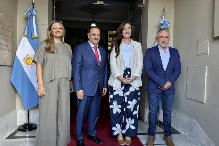 Las imágenes de Villarruel junto al gobernador Ricardo Quintela desataron cuestionamientos en el oficialismo y fuertes críticas en redes sociales (X)