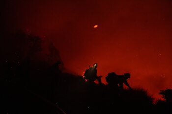 Los bomberos retiran el combustible