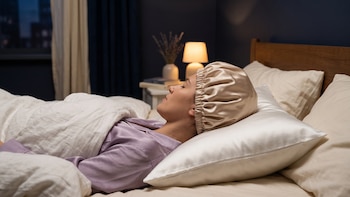 ¿Qué pasa si duermes con un gorro de satén? Estos son los efectos que puede tener en tu cabello
