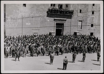 Prisioneros republicanos en el campo