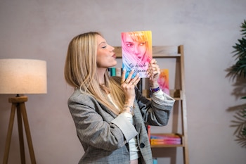Alejandra Rubio con su novela 'Si decido arriesgarme'. (Planeta)