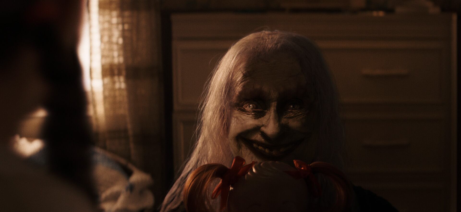 La película supera marcas previas de la franquicia y se convierte en el mejor debut de terror de 2025. (Warner Pictures)