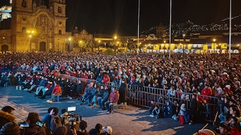 Más de cinco mil hinchas toman la plaza del Cusco a celebrar histórica noche de Cienciano que pasó a cuartos de la Copa Sudamericana