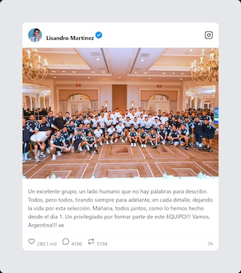 Publicación de Lisandro Martínez. Grupo numeroso de hombres con uniformes deportivos claros y oscuros posa en un salón con candelabros y espejos