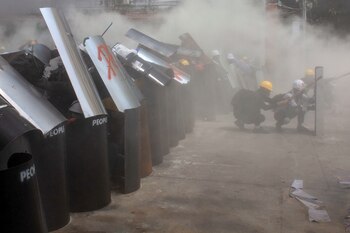 Manifestantes chocan con la policía durante las protestas contra el golpe de Estado en Myanmar. REUTERS/Stringer NO RESALES. NO ARCHIVES.