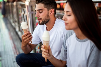 Personas comiendo helado. (Magnific)