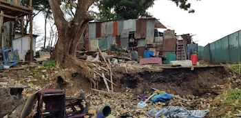 Viviendas construidas con materiales improvisados y en zonas de riesgo evidencian el impacto de la exclusión social en las comunidades del país (Cortesía: Radio Monumental).