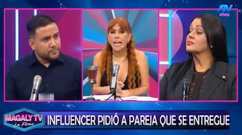 Magaly Medina (centro) muestra su