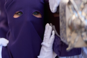 Una mujer de la hermandad de Nuestro Padre Jesús del Huerto y San Diego participa en una procesión en Baena, Jaén. (AP Foto/Manu Fernández)