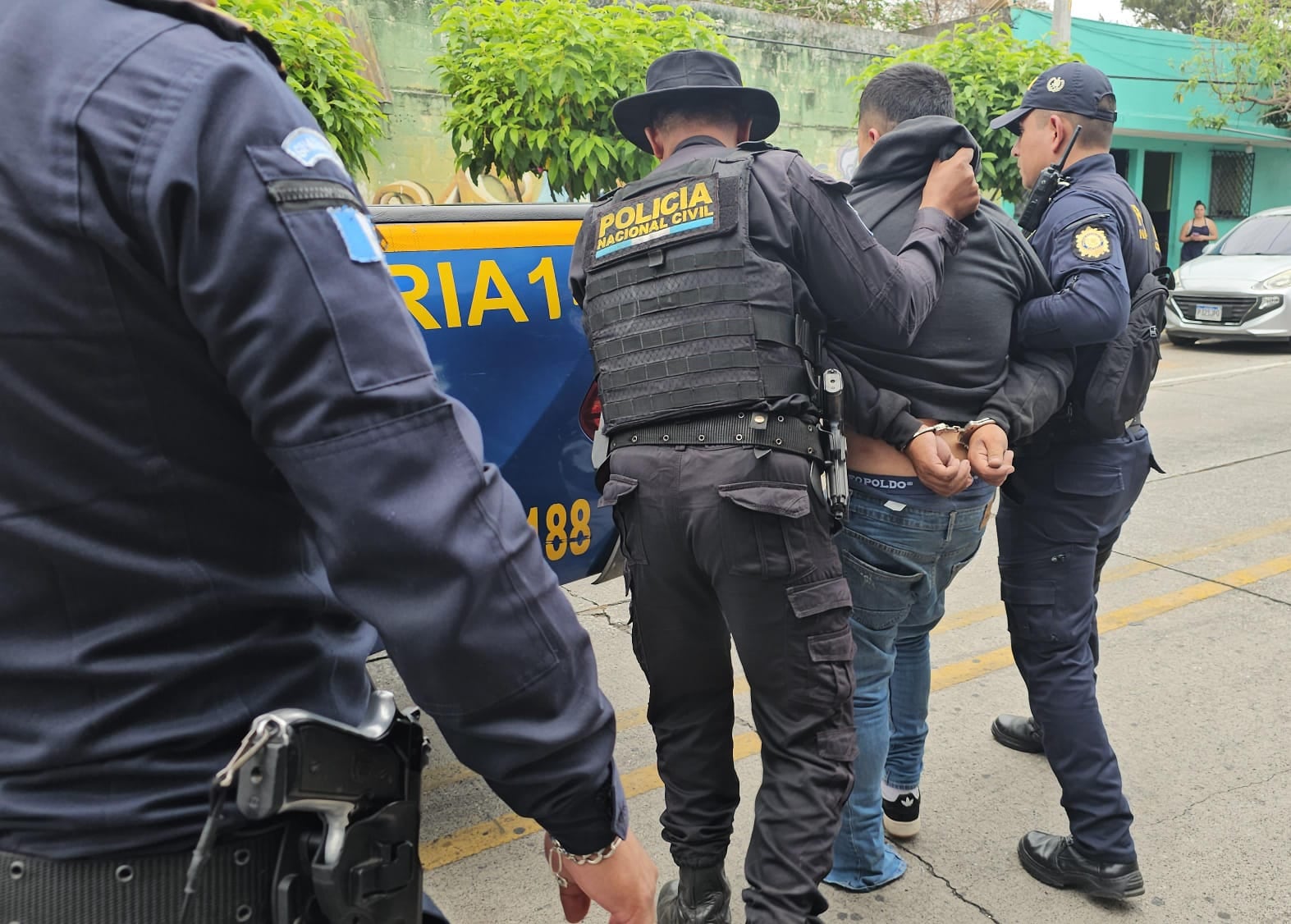 La PNC detalló que durante la detención se produjo un intercambio de disparos con los presuntos delincuentes. Este hecho elevó la tensión entre los conductores y transeúntes que circulaban por la zona en ese momento.