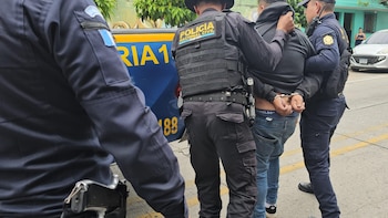Dispararon contra policías y huyeron en moto: capturaron a dos sospechosos tras persecución en la capital de Guatemala