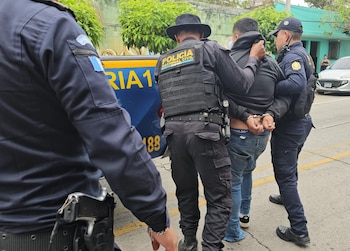 La PNC detalló que durante la detención se produjo un intercambio de disparos con los presuntos delincuentes. Este hecho elevó la tensión entre los conductores y transeúntes que circulaban por la zona en ese momento.