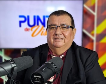 Benedicto Perlera, consultor en seguridad vial, durante su participación en el programa radial "Punto de Vista", donde propuso reformas para fortalecer la educación y la normativa de tránsito en El Salvador (Cortesía: YSKL).