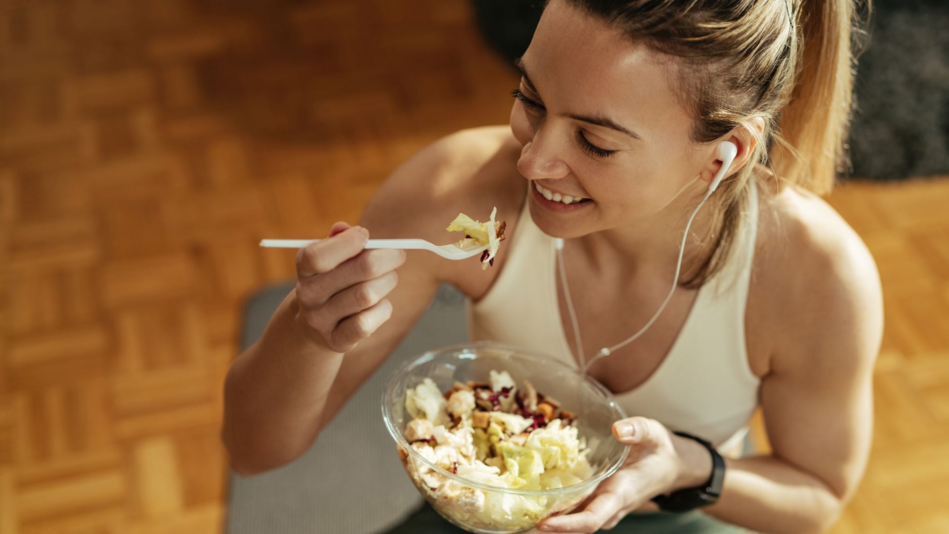 La combinación de frutas con bajo índice glucémico, mariscos y cereales integrales favorece el control de la glucosa sin recurrir a tratamientos farmacológicos (Freepik)