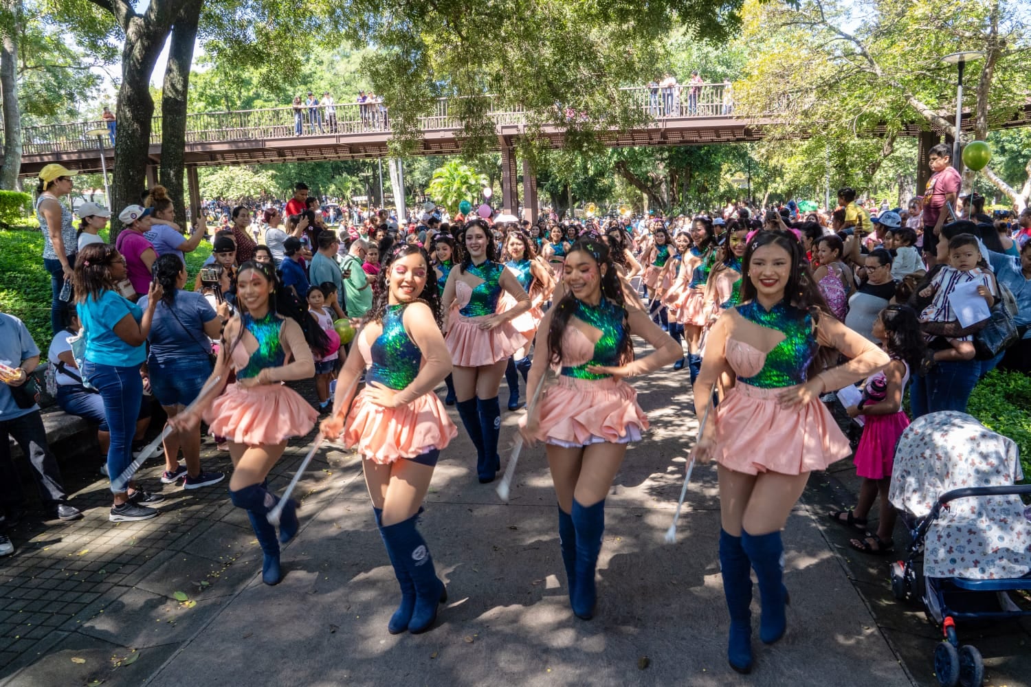 Para amenizar el evento, las integrantes del grupo de cachiporristas de la comuna asisitió al parque (Foto cortesía alcaldía de San Salvador)
