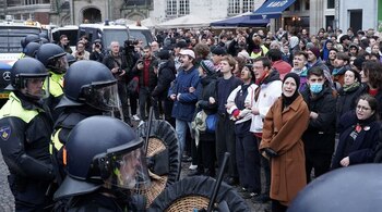 Manifestantes se enfrentan a la policía neerlandesa en Ámsterdam, Países Bajos. REUTERS/Esther Verkaik