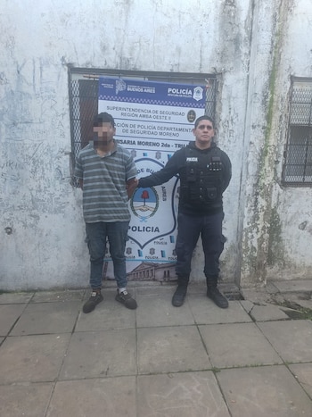 Detuvieron a un joven con dos pedidos de captura tras intentar asaltar y apuñalar a una mujer en Moreno