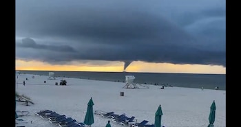 Imágenes de Pensacola Beach durante la mañana, mientras Isaias mantiene en alerta a la costa del Golfo (Captura de video)