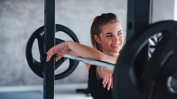 Sentadilla frontal, una variante que fortalece el glúteo, las piernas y tiene una menor carga lumbar