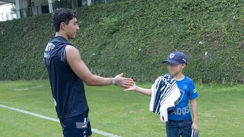 Rayados convivió con un niño que hizo la camiseta del equipo con fomi
