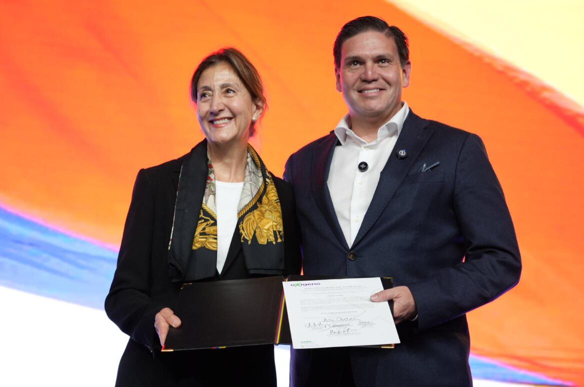 El candidato presidencial Juan Carlos Pinzón recibió de Ingrid Betancourt, directora del partido Verde Oxígeno, la batuta para que sea el aspirante por esta colectividad en los comicios del 2026 - crédito @PinzonBueno/X