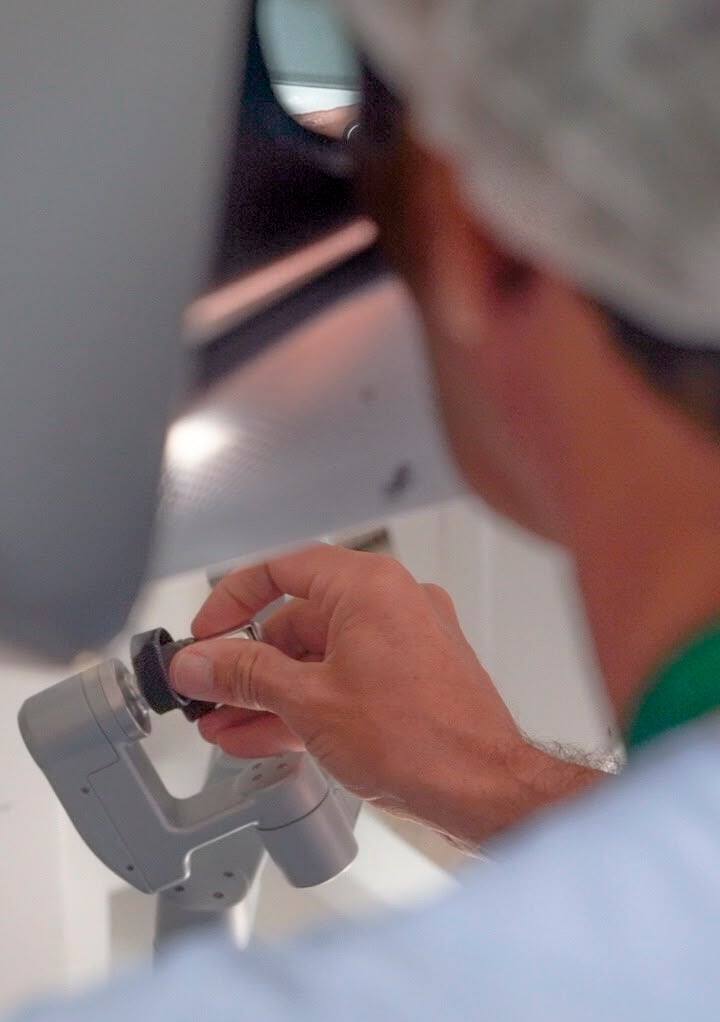 La técnica de cirugía robótica de tiroides y paratiroides evita una cicatriz visible en el cuello mediante incisiones en el labio inferior y la axila (Hospital Italiano de Buenos Aires)