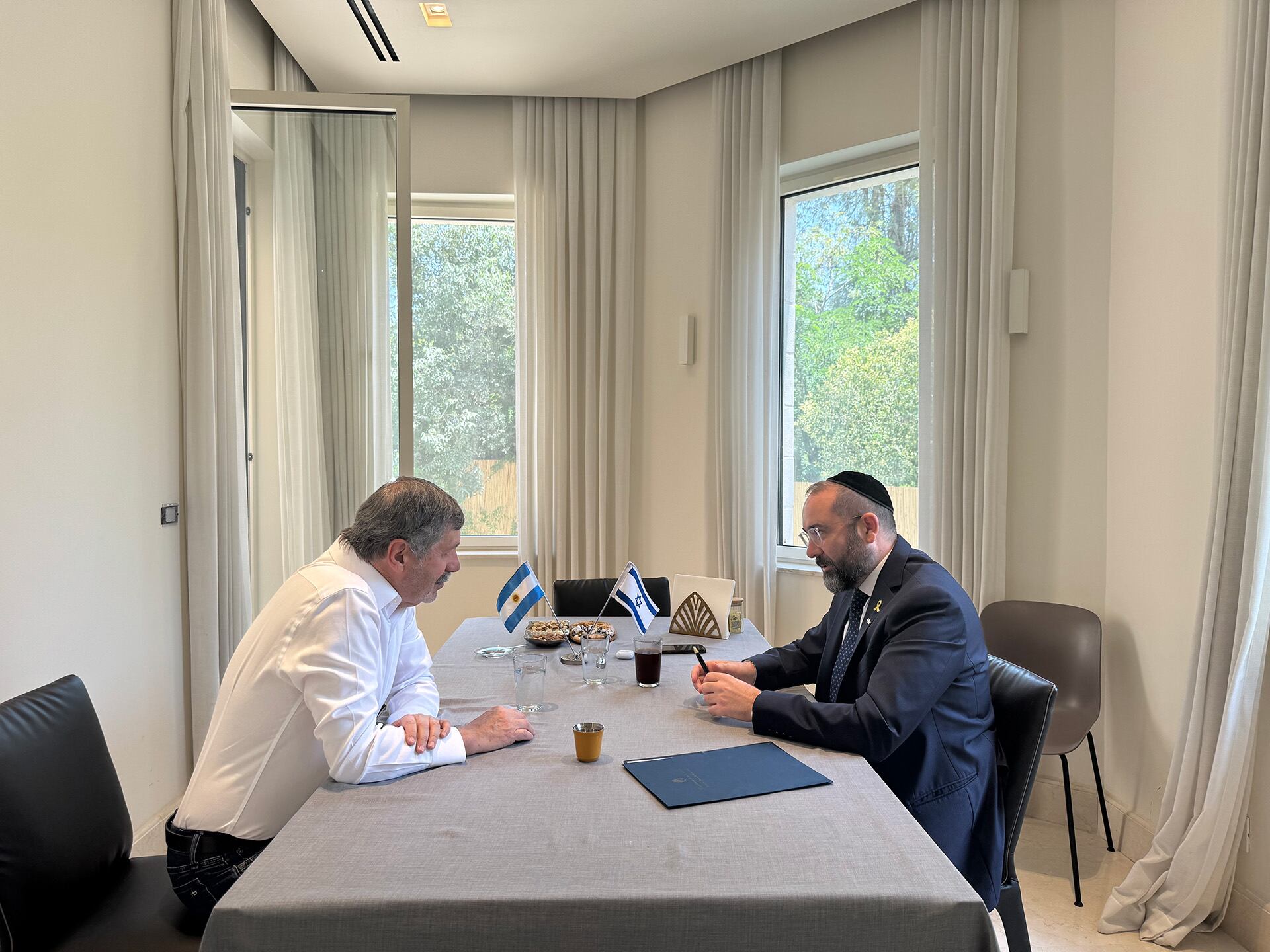 El embajador Axel Wahnish y el enviado de Infobae a Israel, Román Lejtman, durante el reportaje exclusivo en Jerusalén