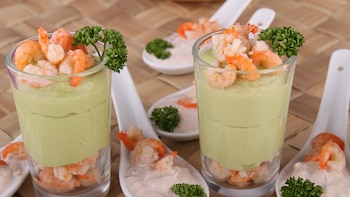 Vasitos de aguacate y langostino,