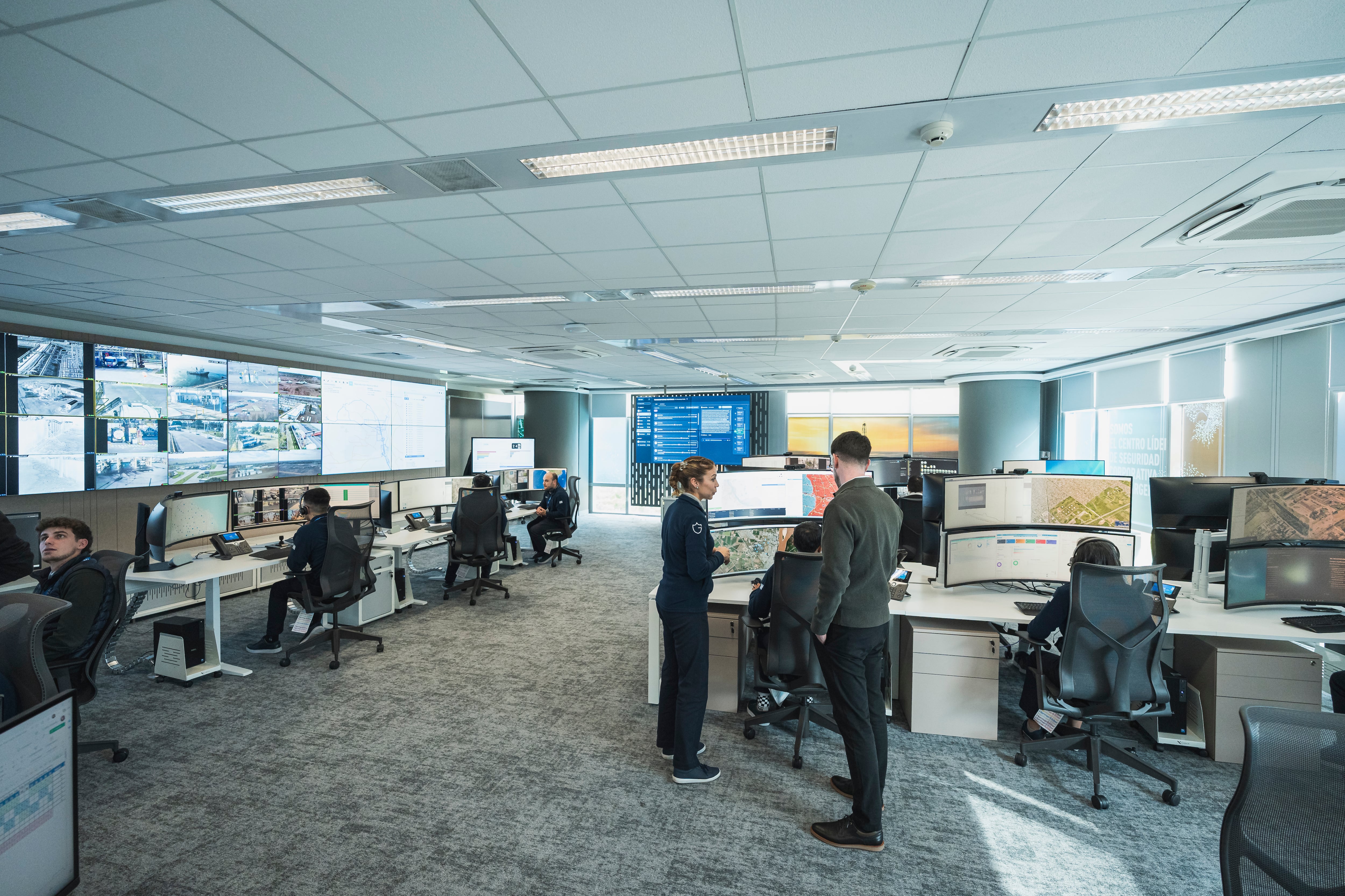 La sala opera de forma ininterrumpida las 24 horas del día con 19 puestos operativos y cobertura sobre más de 520 instalaciones críticas en todo el país (YPF)