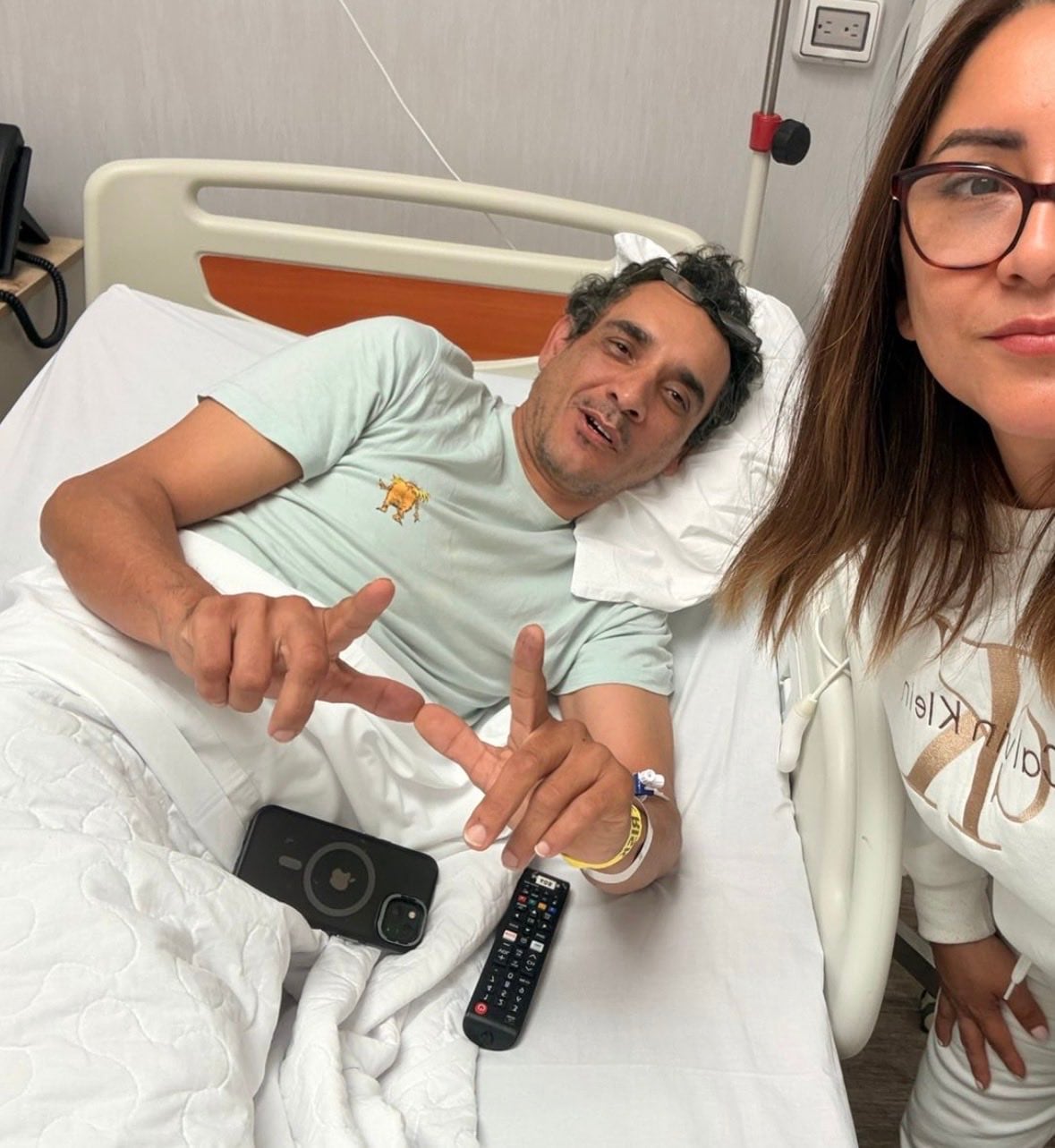 Kelly Portalatino y el hombre con el que impactó.