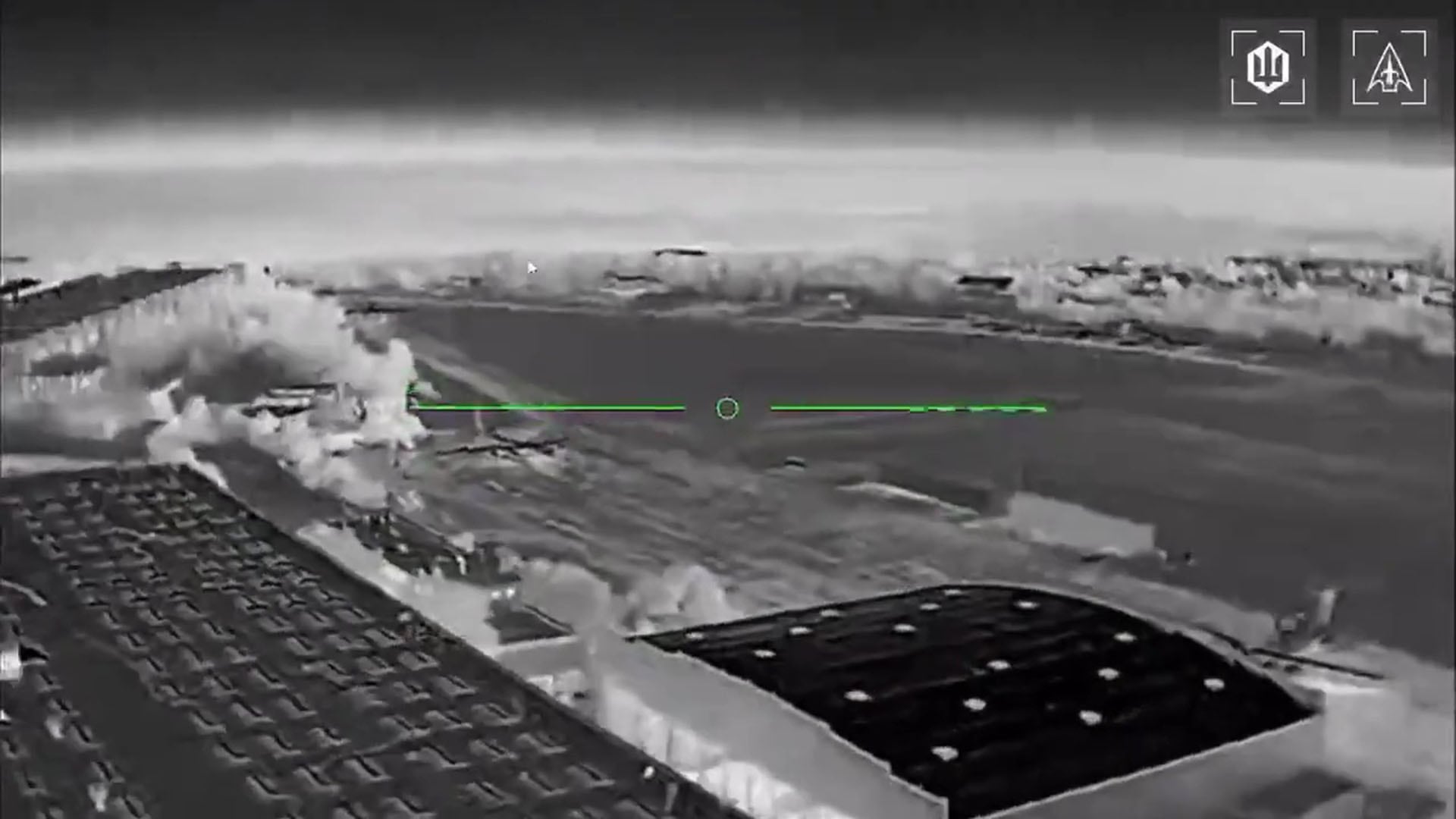 Una imagen térmica muestra una explosión en la base aérea rusa de Taganrog, donde Ucrania afirma haber destruido aviones y misiles. (Captura de video)