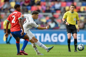 Anderson Duarte remata. El delantero