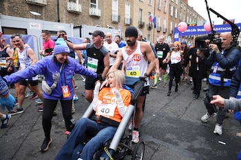 A través de su gesto