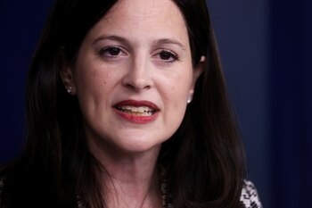 La asesora adjunta de Seguridad Nacional de la Casa Blanca para Tecnología Cibernética y Emergente, Anne Neuberger, aborda la seguridad cibernética durante la conferencia de prensa diaria en la Casa Blanca en Washington, EE. UU., el 2 de septiembre de 2021. REUTERS/Jonathan Ernst