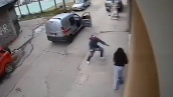 Intentó robarle, la arrastró hacia una camioneta y todo quedó filmado: los 24 segundos de terror en Lomas de Zamora