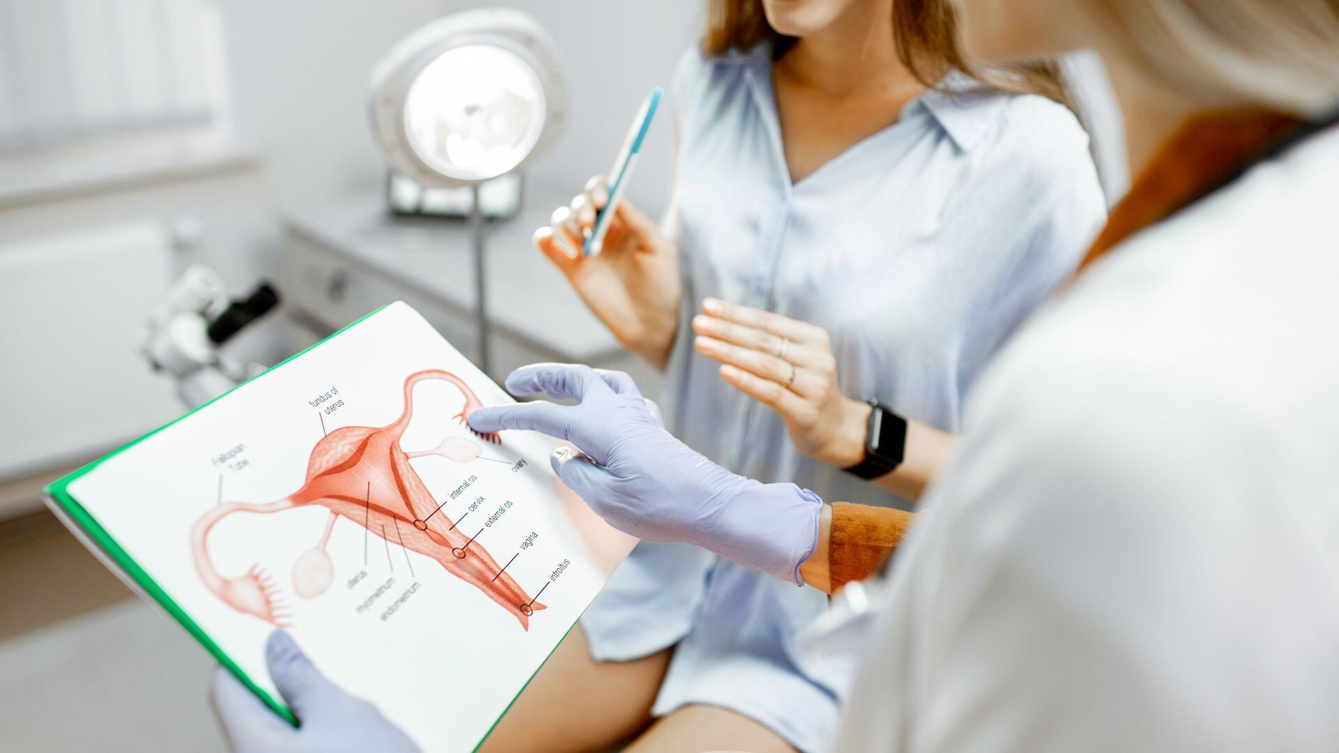 Una mujer reclamó tras la falla administrativa ocurrida durante una intervención para tratar lesiones cervicales, y la Cámara de Apelación ordenó reparar el daño moral y reponer gastos de traslados. (Canva)