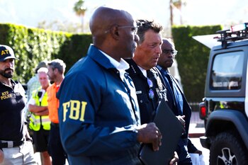 Agentes del FBI y policías