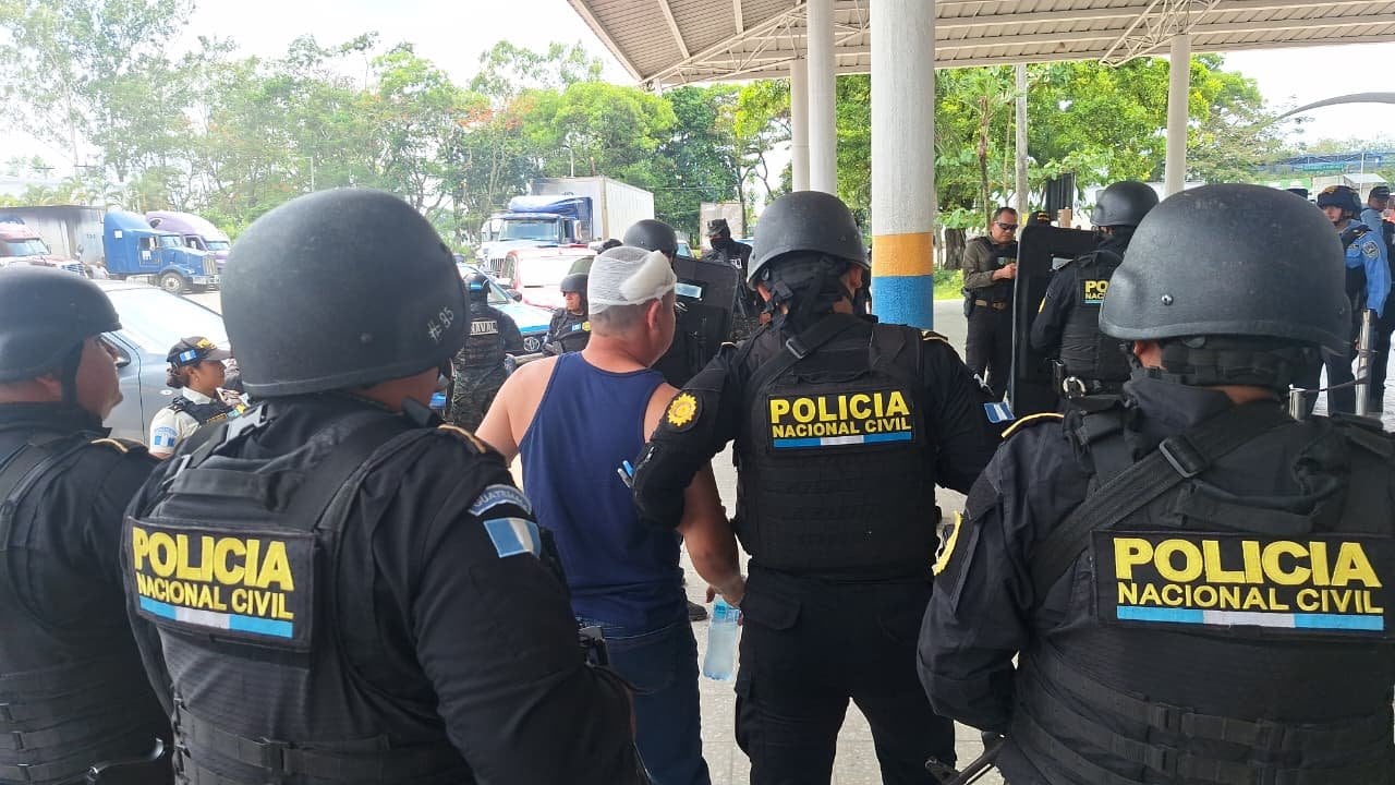 Guatemala expulsó al hondureño Eli Nahúm G. tras identificar su ingreso irregular y entregarlo a la Policía Nacional de Honduras. (Cortesía: PNC de Guatemala)