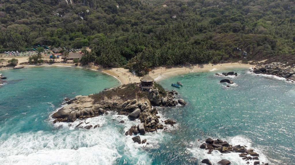 La suspensión temporal incluye playas, senderos y alojamientos, respondiendo a un programa que prioriza labores de restauración ambiental y actividades espirituales de pueblos indígenas en la región - crédito Daniel Arenas / Parques Nacionales Naturales